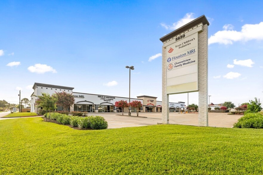 5614-5650 E Sam Houston Pky N, Houston, TX for lease - Building Photo - Image 2 of 8