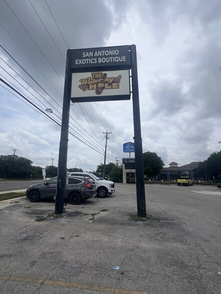 9809 Fredericksburg Rd, San Antonio, TX for lease - Building Photo - Image 3 of 9