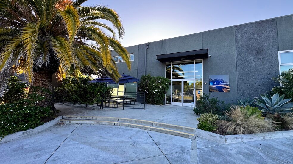 699 Veterans Blvd, Redwood City, CA à louer - Photo du bâtiment - Image 2 de 26