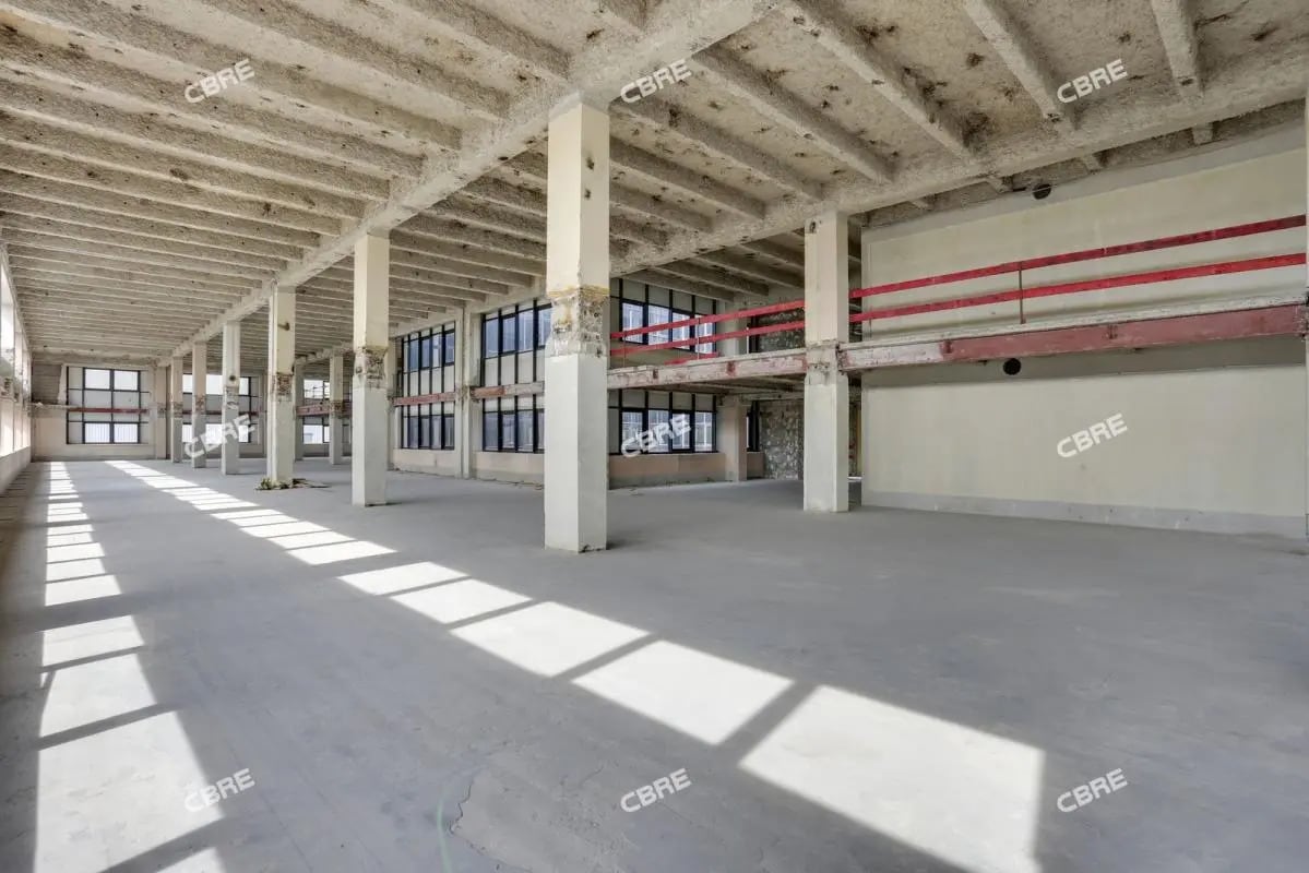 Flex in Colombes for lease Interior Photo- Image 1 of 4