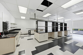 11555 Sorrento Valley Rd, San Diego, CA for lease Interior Photo- Image 2 of 9