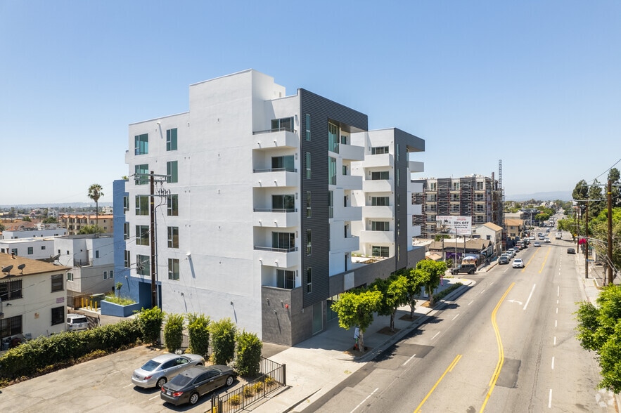 4864 Melrose Ave, Los Angeles, CA à louer - Photo du bâtiment - Image 3 de 33