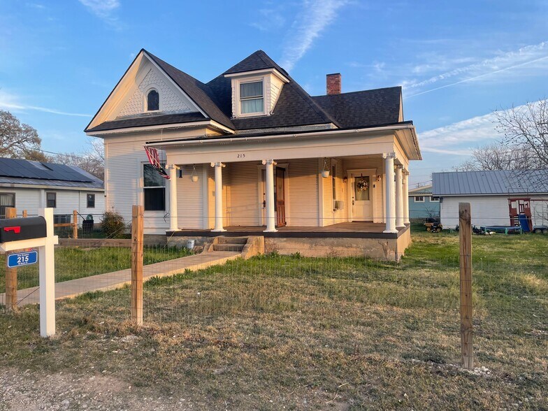 215 W Main St, Lometa, TX à vendre - Photo du bâtiment - Image 3 de 39