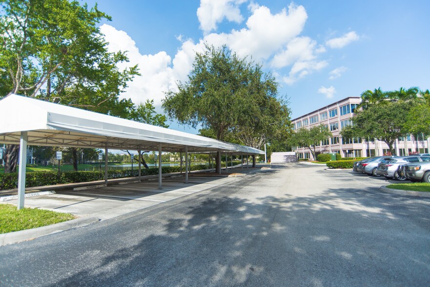 8201 Peters Rd, Plantation, FL à louer - Photo du bâtiment - Image 2 de 3