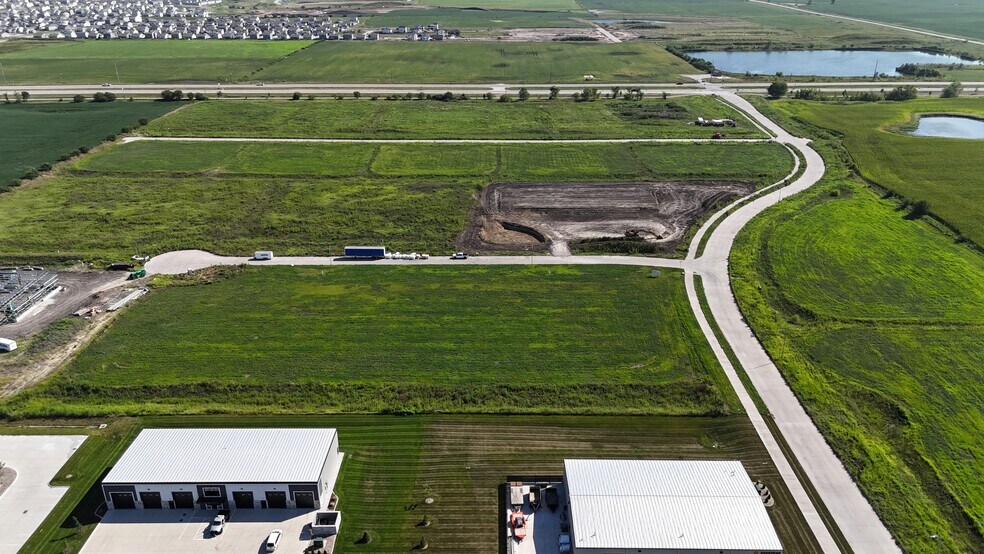 1685 NW Vicksburg Ct, Waukee, IA à vendre - Photo du bâtiment - Image 2 de 4