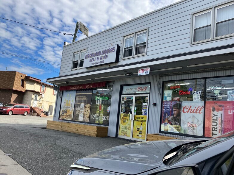 545 Mola Blvd, Elmwood Park, NJ à vendre - Photo du bâtiment - Image 2 de 11