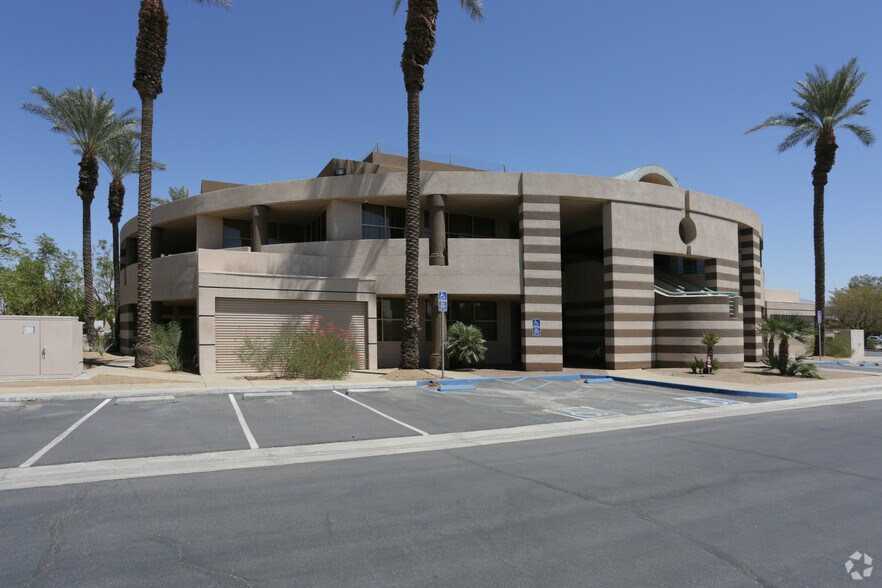 81719 Doctor Carreon Blvd, Indio, CA à louer - Photo du bâtiment - Image 3 de 10