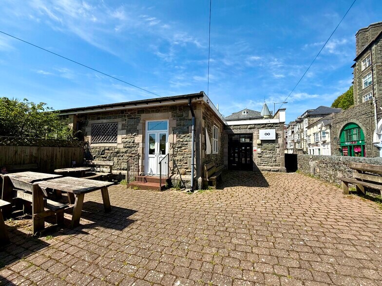 King Edward St, Barmouth à vendre - Photo du bâtiment - Image 2 de 29