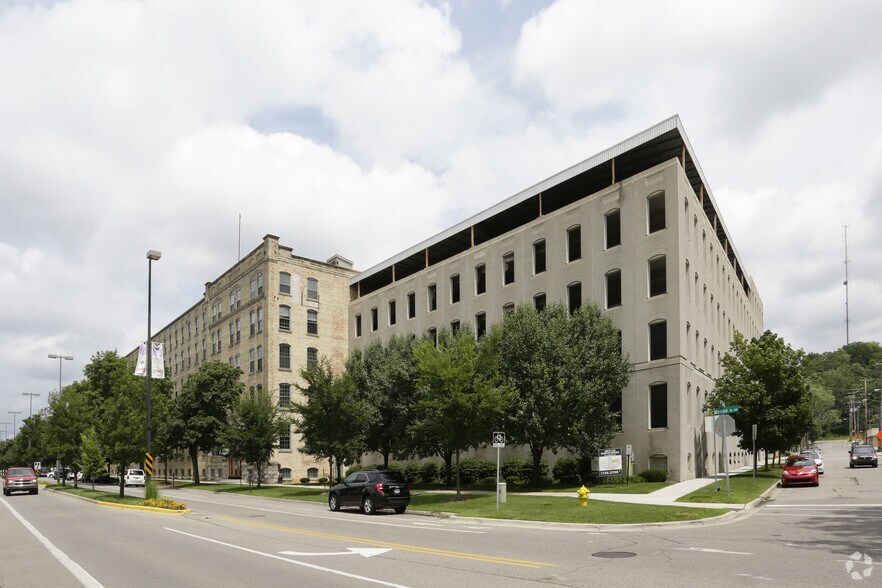 900-1000 Monroe Ave NW, Grand Rapids, MI à louer - Photo du bâtiment - Image 2 de 4