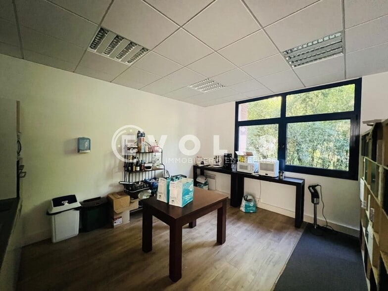 Flex in Émerainville for lease - Interior Photo - Image 2 of 4