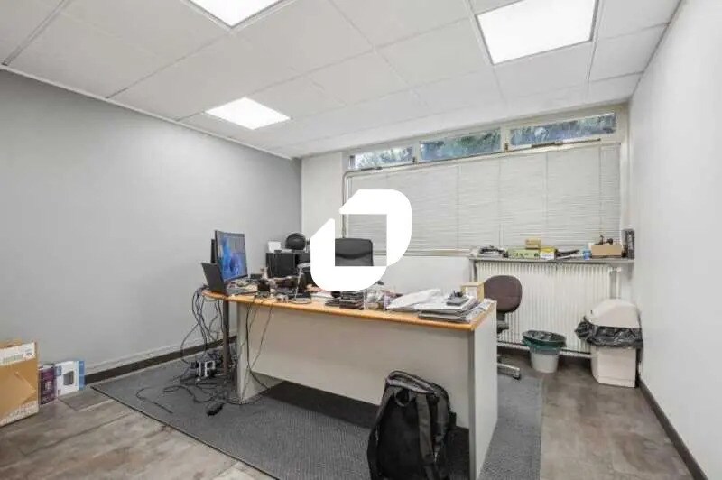 Office in Courbevoie for sale - Interior Photo - Image 2 of 9
