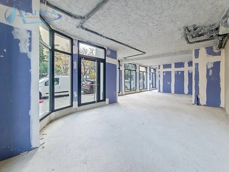 Retail in Nice for lease - Interior Photo - Image 2 of 8