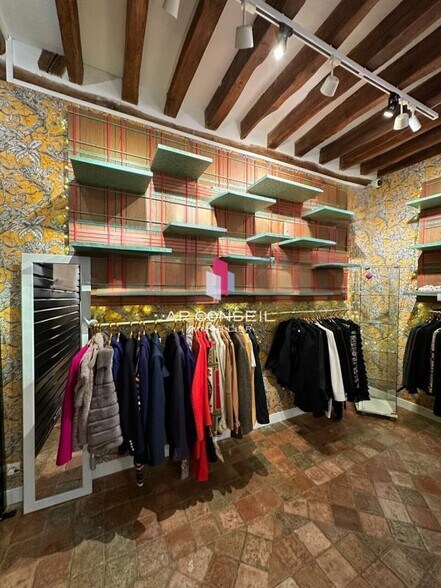 Retail in Versailles for lease - Interior Photo - Image 3 of 10