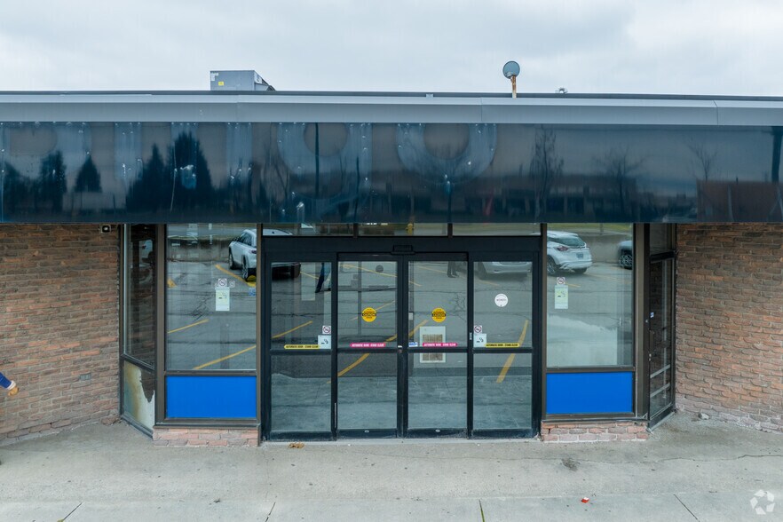 5601 Steeles Ave W, Toronto, ON à louer - Photo du bâtiment - Image 3 de 6