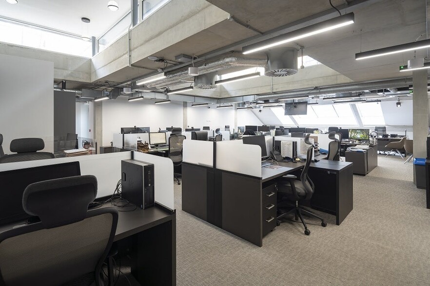 61 Charlotte St, London for lease - Building Photo - Image 2 of 10