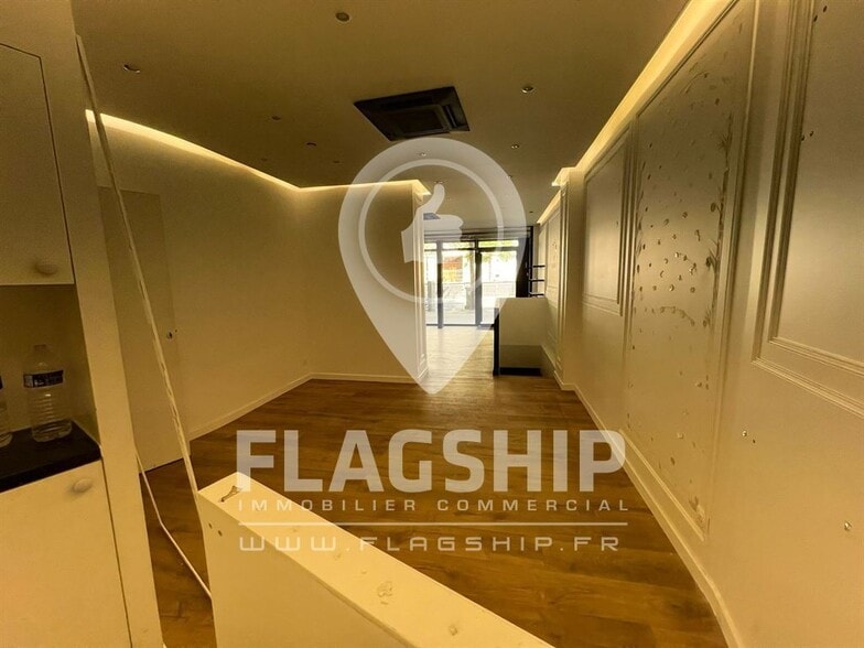 Retail in Paris for lease - Interior Photo - Image 2 of 4