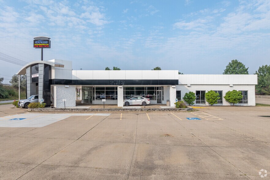 940 Babbitt Rd, Euclid, OH à louer - Photo du bâtiment - Image 2 de 11