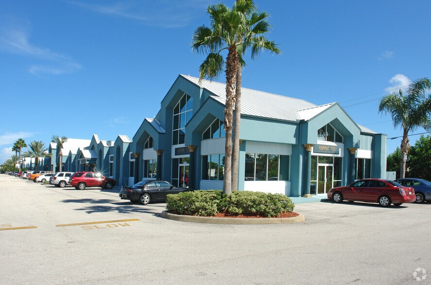 1800-1900 SE Port Saint Lucie Blvd, Port Saint Lucie, FL à louer - Photo du bâtiment - Image 2 de 25