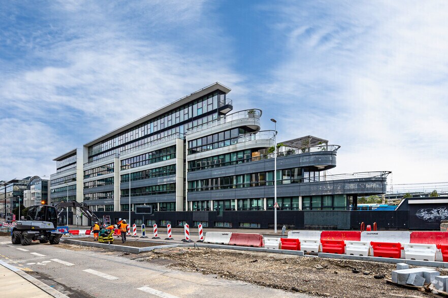 Office in Lyon for lease - Building Photo - Image 2 of 2