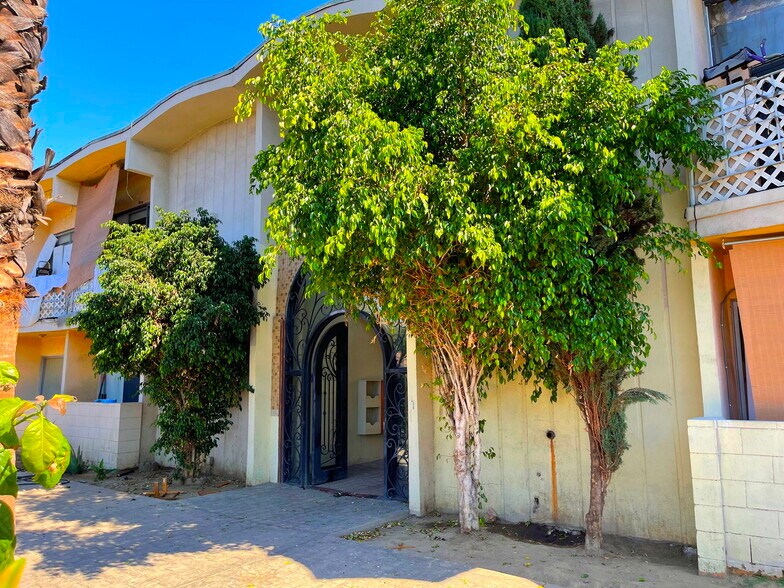 6956 Kester Ave, Van Nuys, CA à vendre - Photo du bâtiment - Image 2 de 18
