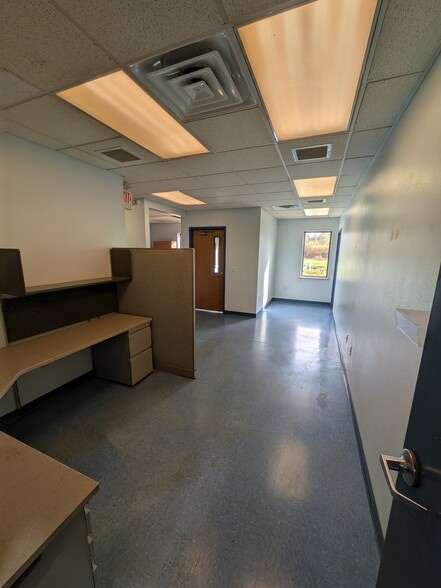 195 Wendt Dr, Waupaca, WI for sale - Interior Photo - Image 2 of 12