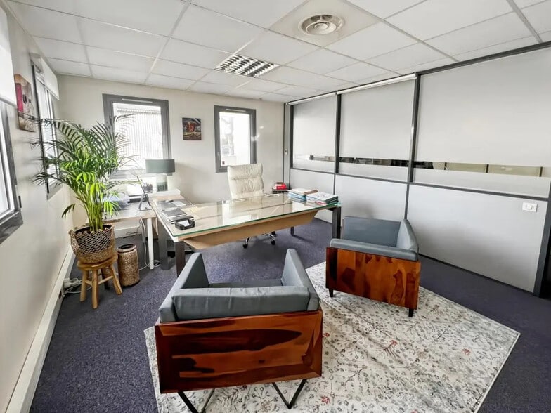 Office in Marseille for lease - Interior Photo - Image 2 of 7