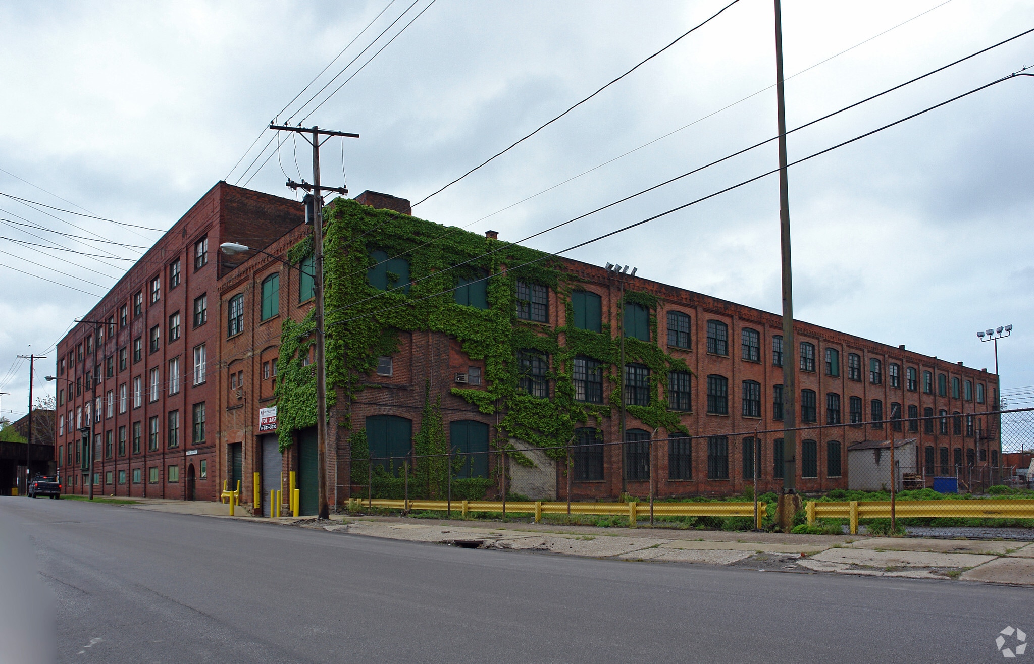 Cleveland Commerce Center Portfolio portefeuille de 11 propriétés à vendre sur LoopNet.ca Photo principale- Image 1 de 12
