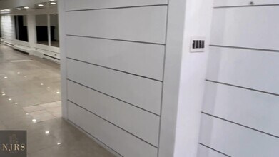 448 E 79th St, New York, NY à louer - Vidéo sur l’inscription commerciale