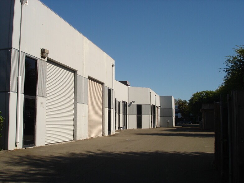 15 Leveroni Ct, Novato, CA à louer - Photo du bâtiment - Image 2 de 2