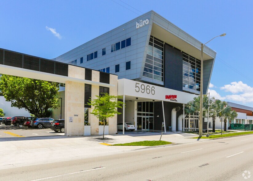 5966 S Dixie Hwy, South Miami, FL à louer - Photo du bâtiment - Image 3 de 8