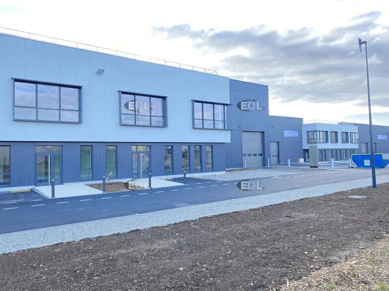 Flex dans Saint-Priest à louer - Photo du bâtiment - Image 3 de 15