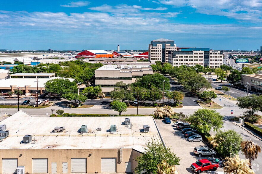 900 Isom Rd, San Antonio, TX à vendre - Aérien - Image 2 de 4
