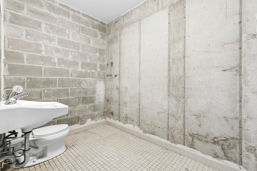 534 W 42nd St, New York, NY à vendre - Photo du bâtiment - Image 3 de 8