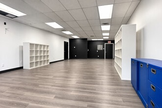 232 N Belle Mead Rd, East Setauket, NY à louer Photo intérieure- Image 2 de 6