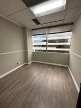 6350 Laurel Canyon Blvd, North Hollywood, CA à louer Photo du bâtiment- Image 2 de 6