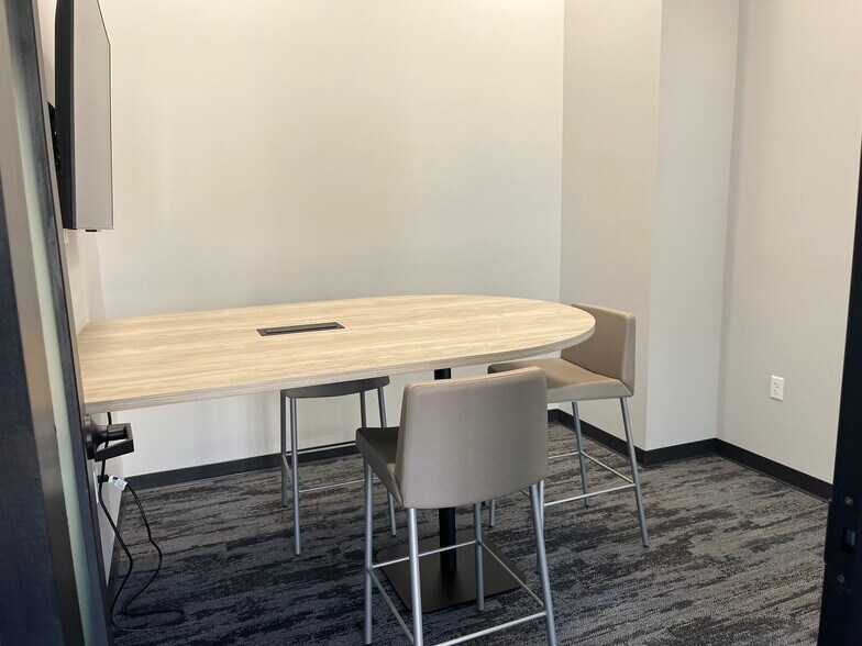 200 E 9th St, Coralville, IA à louer - Photo du bâtiment - Image 3 de 8