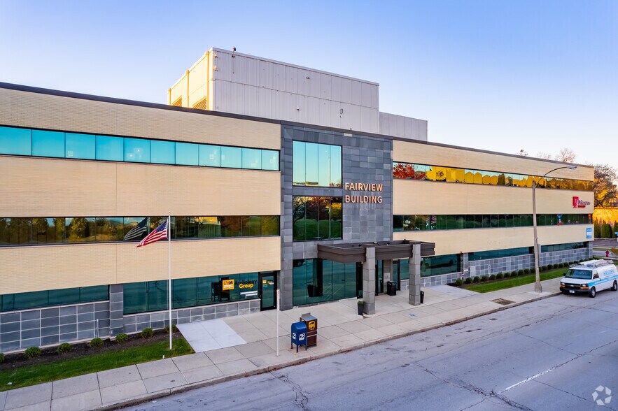 10425 W North Ave, Milwaukee, WI à louer - Photo du bâtiment - Image 2 de 5