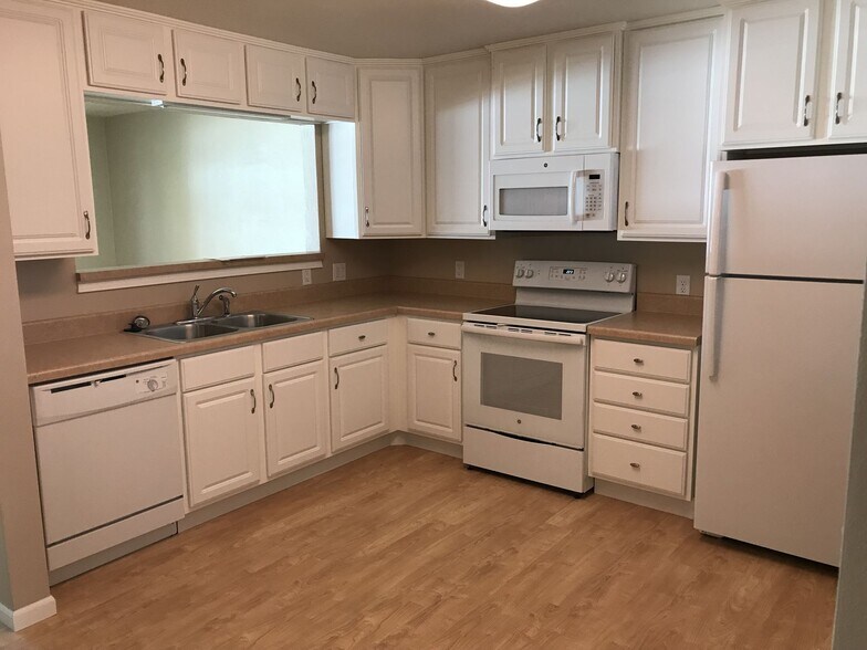 1234 N Broadway, Fergus Falls, MN for sale - Building Photo - Image 3 of 18