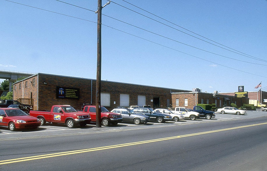 5706 New Peachtree Rd, Chamblee, GA à louer - Photo du bâtiment - Image 2 de 6