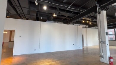 224-230 W Huron St, Chicago, IL à louer - Vidéo sur l’inscription commerciale 