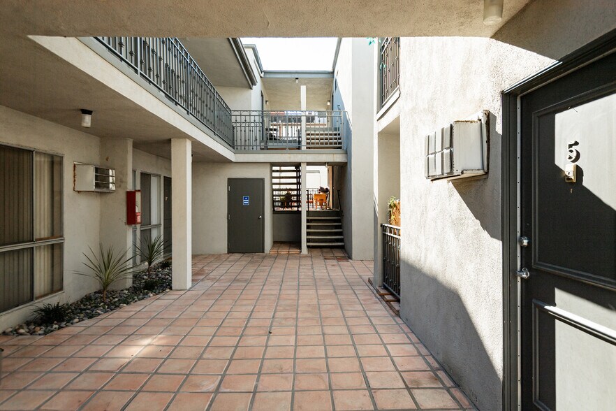 13558 Moorpark St, Sherman Oaks, CA à vendre - Photo du bâtiment - Image 3 de 7