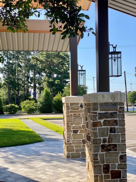 2912 W Davis St, Conroe, TX à louer - Photo du bâtiment - Image 2 de 6