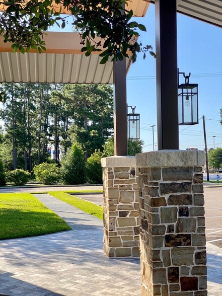 2912 W Davis St, Conroe, TX à louer - Photo du bâtiment - Image 2 de 9