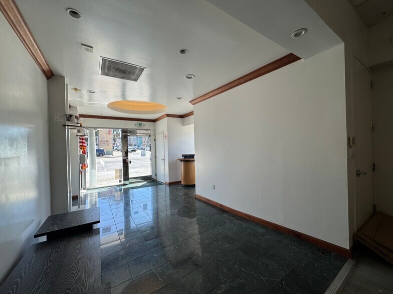5498 Geary Blvd, San Francisco, CA for lease - Lobby - Image 3 of 12