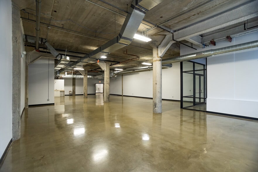 2545 W Diversey Ave, Chicago, IL à louer - Photo intérieure - Image 2 de 9