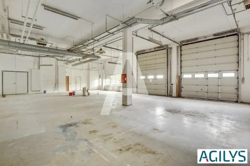 Flex in Antony for lease - Interior Photo - Image 2 of 6