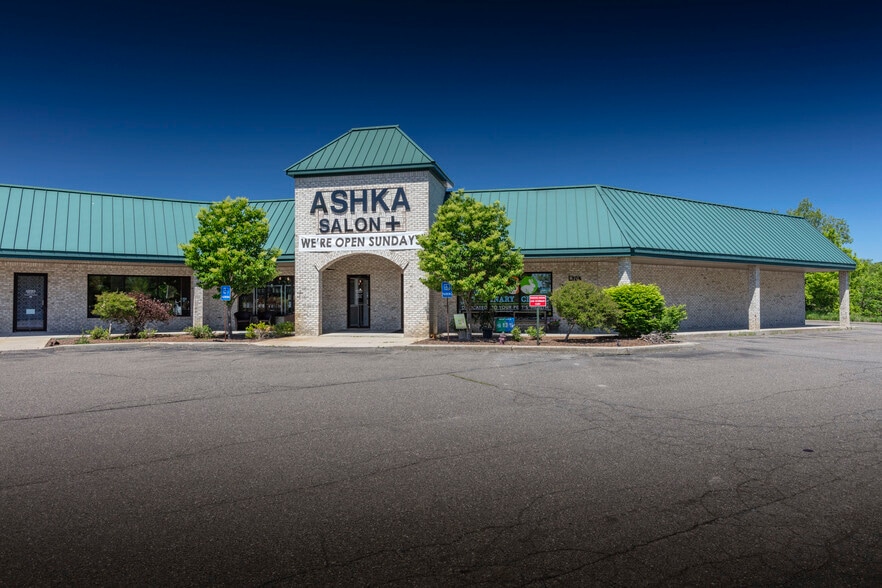 21200 Pontiac Trl, South Lyon, MI à louer - Photo du bâtiment - Image 2 de 3