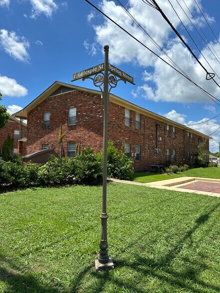 302 Spring St, Starkville, MS à vendre - Photo du bâtiment - Image 2 de 29