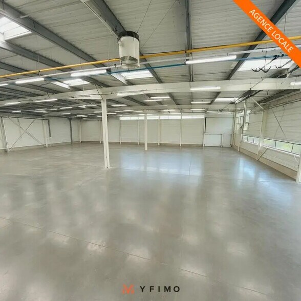 Flex in Élancourt for lease - Interior Photo - Image 2 of 7