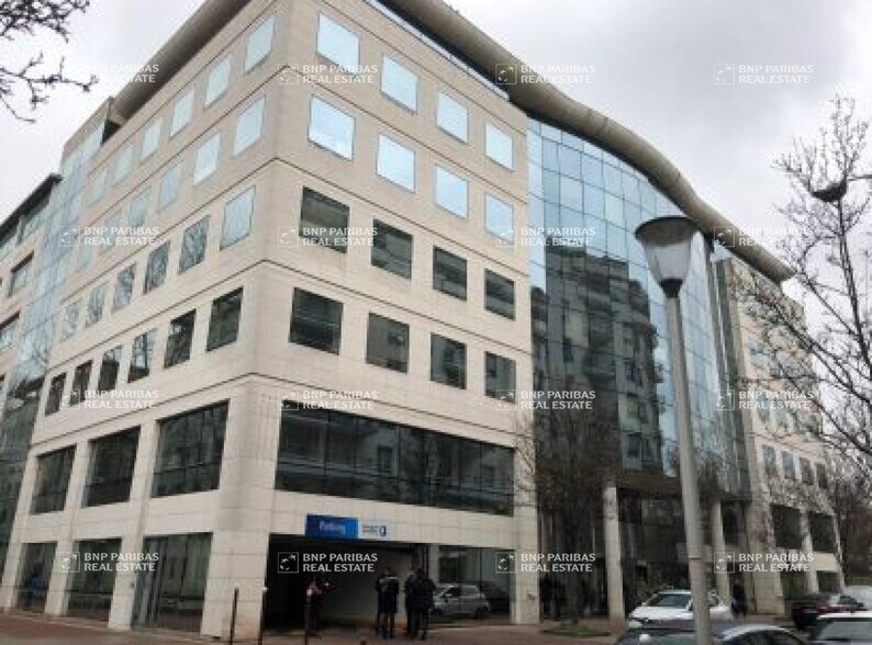 Bureau dans Issy-les-Moulineaux à louer - Photo du bâtiment - Image 2 de 19